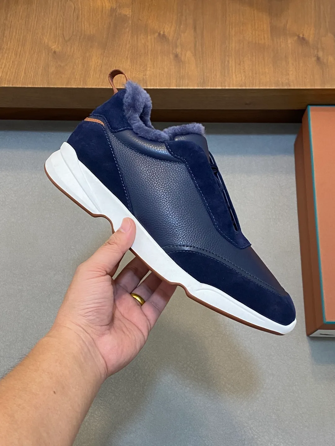 💰840 Winter LoroPiana WeekendWalk men's wool warm sneakers! Specially designed wool warm shoes for men! This WeekEndWalkEvo casual shoe reinterprets the WeekEnd casual shoe with a design that combines the characteristics of running shoes and walking shoes. An improved version of the classic shoe style in the autumn/winter series, the shoe body is made of fleece cotton blend with a slight elasticity to ensure that the upper part of the shoe is covered and fitted. The narrow silhouette in the middle and the warmth of the integrated fur lining make the shoes comfortable and practical to wear. The shoe details, combined with the lightweight rubber sole with ridged edges, add a sporty feel to the shoe. Kummel rubber sole with stitching and ultra-light technical material sole: This design structure helps distribute weight properly and improve shock absorption. Raised edges on the sole ensure traction and stability during walking. Body: 97% cotton, 3% spandex lining. Wool sole rubber! Size: 39/40/41/42/43/44 (45.46 customized) standard leather shoe size original box package